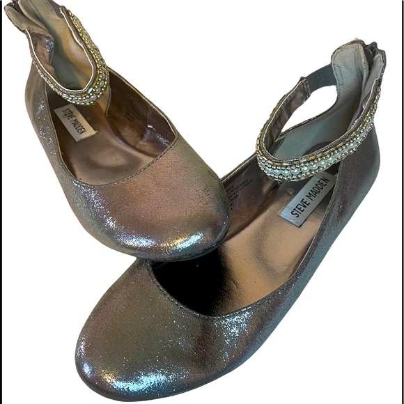 STEVE MADDEN Metallic Ballet Flats with Pearl Ankle Straps. Size 5 - Picture 4 of 10